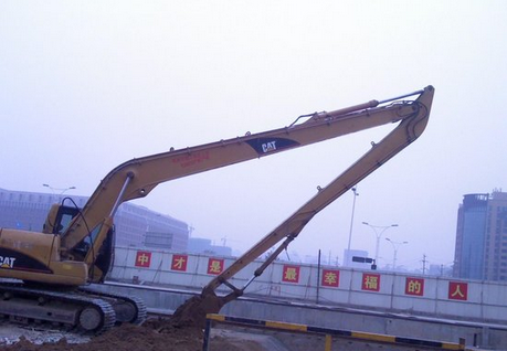的長(zhǎng)臂挖機(jī)